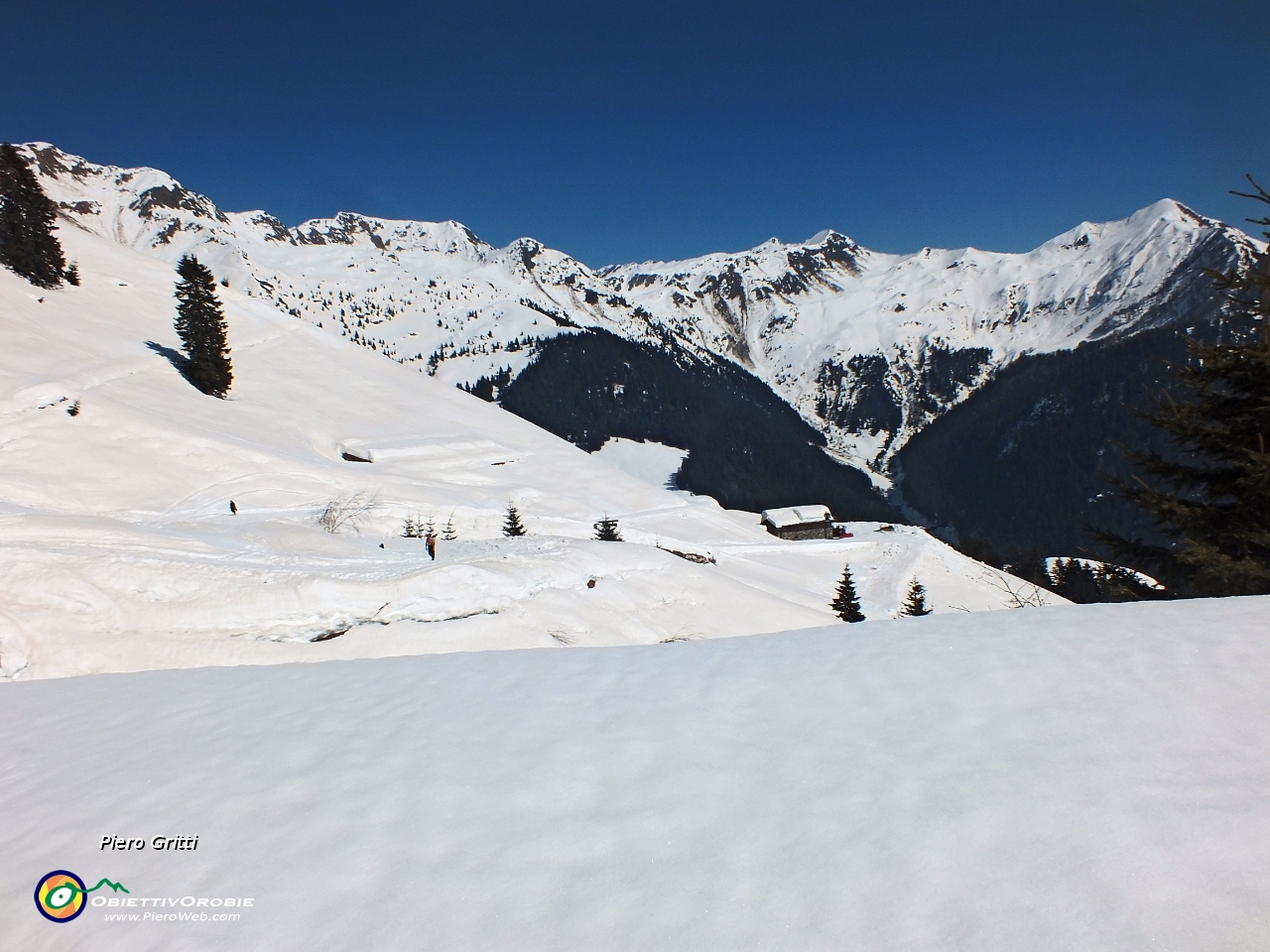30 Alpe Monte Nuovo in primo piano...Azzaredo e M. Rotondo sullo sfondo.JPG